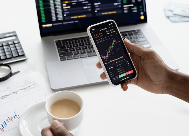 Telefon-kawa-i-gielda Kurs kryptowalut na telefonie