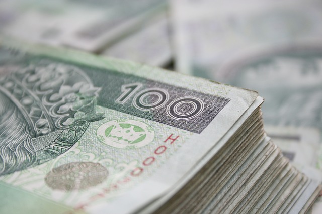banknoty-100zl Stos banknotów