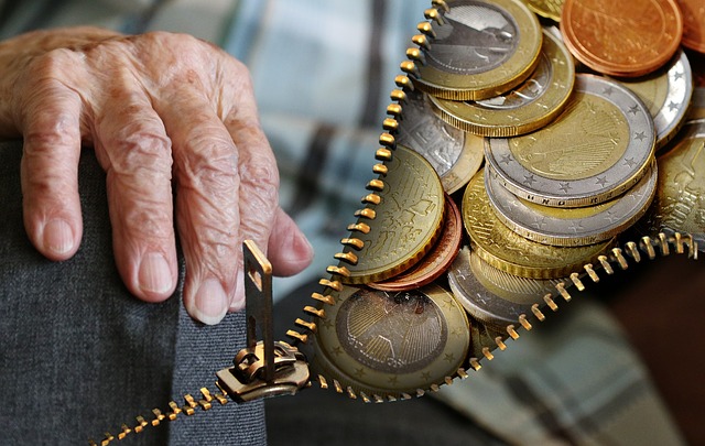 dlon-staruszka-polozona-na-kolanach Pieniądze na emeryturę