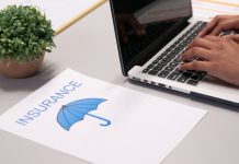 Ile czasu ma bank na zwrot ubezpieczenia kredytu? Kartka z napisem ubezpieczenie obok laptopa