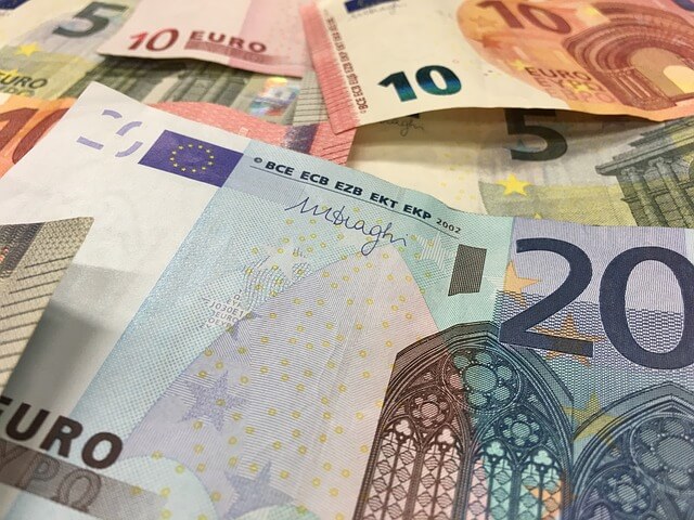 Banknoty o różnych nominałach i walutach