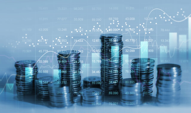 Financial investment and success market stock technology curren Stosy monet na niebieskim tle