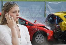Ceny ubezpieczeń samochodowych — gdzie znaleźć najlepszą ofertę? kobieta przy rozbitych samochodach